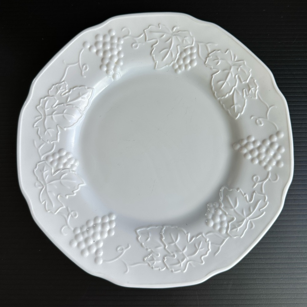 VTG Colony Harvest Grape White Milk Glass Replacement 8” Luncheon Salad Plate